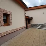 Linia Lodge *